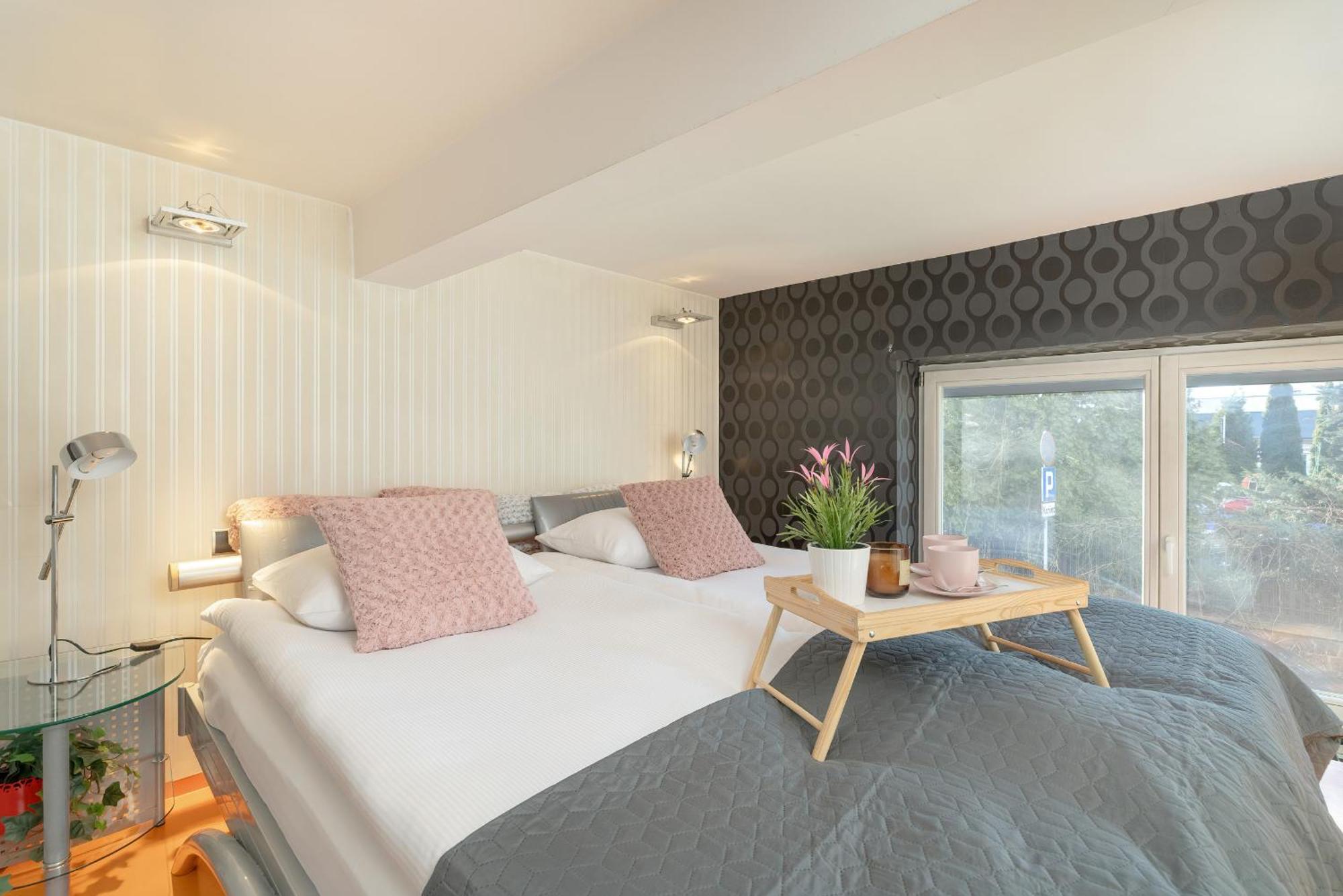 Apartament Przyszlosci Z Dwiema Sypialniami W Krakowie By Renters Krakau